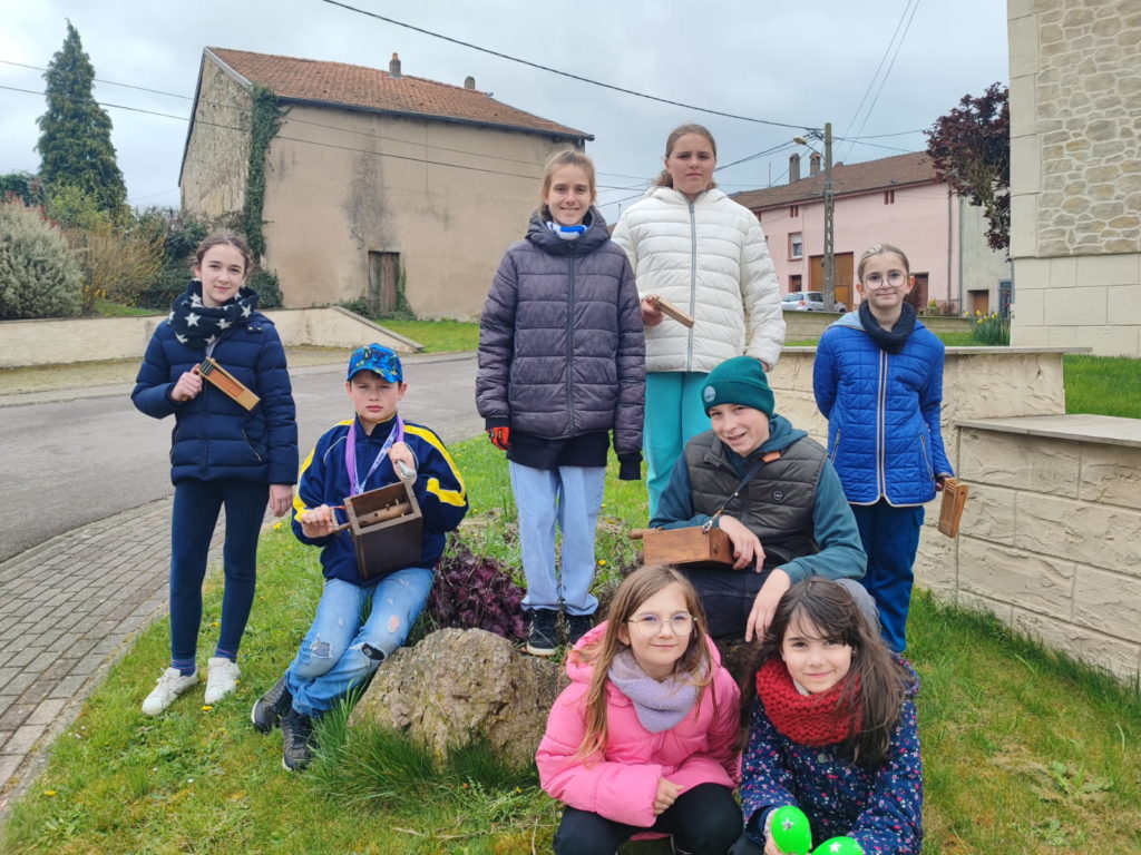 Le groupe de crécelleurs ; filles et garçons au service de la tradition